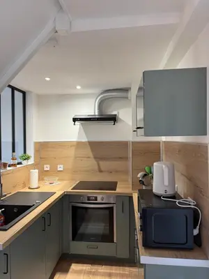 Cuisine ou kitchenette dans l'établissement Appartement duplex VARAVILLE
