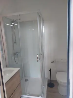 Salle de bains dans l'établissement La Tour de Vesly