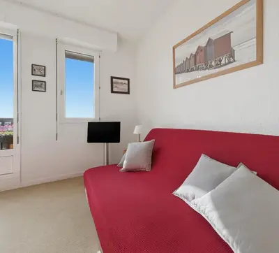Télévision ou salle de divertissement dans l'établissement Vue panoramique, studio front de mer avec parking