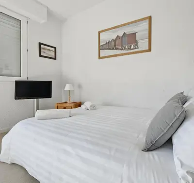 Un ou plusieurs lits dans un hébergement de l'établissement Vue panoramique, studio front de mer avec parking