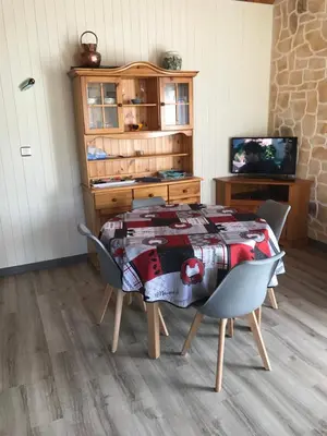 Télévision ou salle de divertissement dans l'établissement Petit chalet