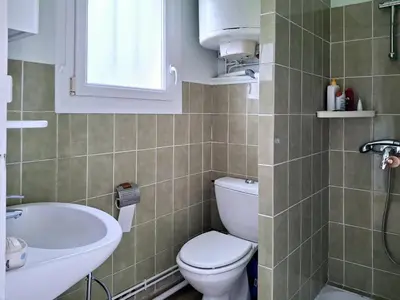 Salle de bains dans l'établissement Maison accueillante proche plage pour 6 personnes - FR-1-788-89