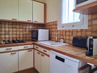 Cuisine ou kitchenette dans l'établissement Maison accueillante proche plage pour 6 personnes - FR-1-788-89