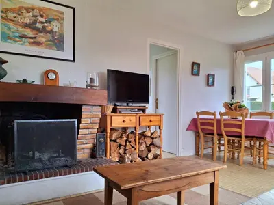 Télévision ou salle de divertissement dans l'établissement Maison accueillante proche plage pour 6 personnes - FR-1-788-89