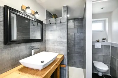Salle de bains dans l'établissement Le Lotus - 1000 m² de jardin