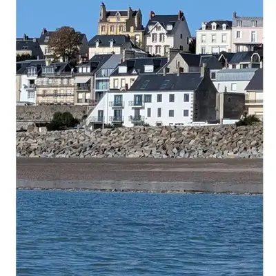 Le bord de mer et parking