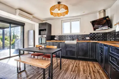 Cuisine ou kitchenette dans l'établissement L'Évasion Normande - Piscine & Jardin - 12P 6 BDR