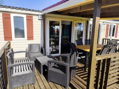 Balcon ou terrasse dans l'établissement Bungalow accueillant à La Haye avec piscine