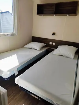 Un ou plusieurs lits dans un hébergement de l'établissement Bungalow 3 chambres à La Haye