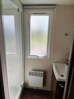 Salle de bains dans l'établissement Bungalow 3 chambres à La Haye