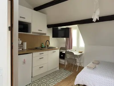 Cuisine ou kitchenette dans l'établissement L’Écrin – Studio charmant