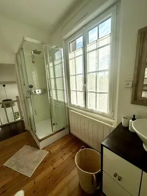 Salle de bains dans l'établissement La Toccata maison de charme au coeur de l'éventail de Cabourg