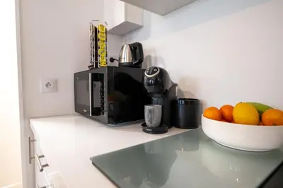 Cuisine ou kitchenette dans l'établissement Le Ptit Charmant - 1km de la Plage