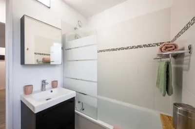 Salle de bains dans l'établissement Le Ptit Charmant - 1km de la Plage