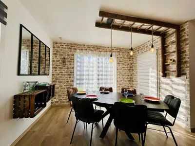 Coin salon dans l'établissement La Montbourgeoise Stylish House Close to the Town Center