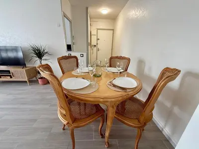Télévision ou salle de divertissement dans l'établissement Appartement lumineux avec balcon