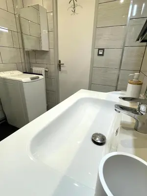 Salle de bains dans l'établissement Appartement lumineux avec balcon