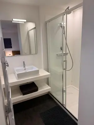 Salle de bains dans l'établissement Granville appartement