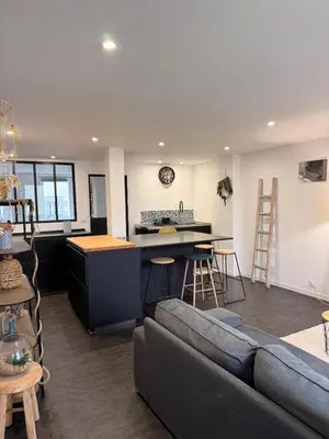 Cuisine ou kitchenette dans l'établissement Granville appartement