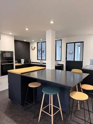 Cuisine ou kitchenette dans l'établissement Granville appartement