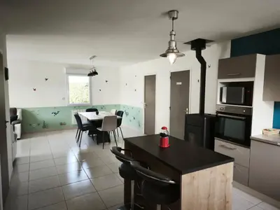 Cuisine ou kitchenette dans l'établissement Sweet Omaha maison spacieuse avec jardin clos belle terrasse 4 chambres 2 sdb 2 wc parking privatif 2 kms plage d'Omaha Beach, 5 mn en voiture superette, proche Port en Bessin