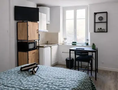 Cuisine ou kitchenette dans l'établissement Charmant studio rue de Bayeux au Cœur de Caen