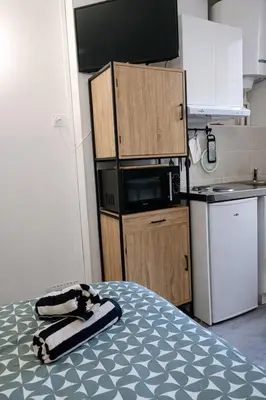 Cuisine ou kitchenette dans l'établissement Charmant studio rue de Bayeux au Cœur de Caen