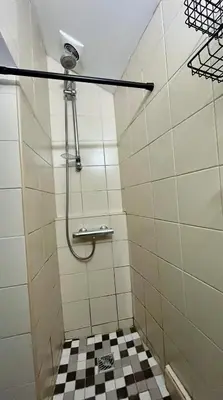 Salle de bains dans l'établissement Charmant studio rue de Bayeux au Cœur de Caen
