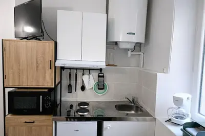 Cuisine ou kitchenette dans l'établissement Charmant studio rue de Bayeux au Cœur de Caen