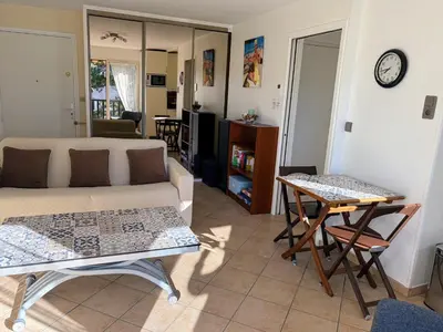 Coin salon dans l'établissement Agréable appartement 2 chambres, balcon, calme et soleil