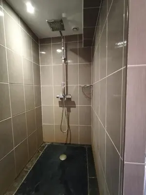 Salle de bains dans l'établissement Omaha Secret Normandy Cottages