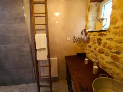 Salle de bains dans l'établissement Omaha Secret Normandy Cottages