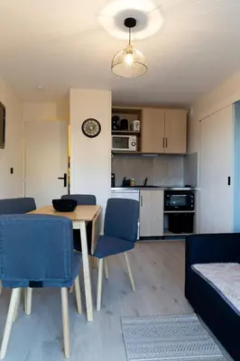 Cuisine ou kitchenette dans l'établissement T2 rénové accès direct plage