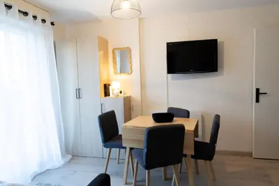 Télévision ou salle de divertissement dans l'établissement T2 rénové accès direct plage