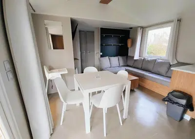 Coin salon dans l'établissement Mobil home 6 personnes, Amorosa0066