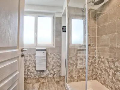 Salle de bains dans l'établissement Appartement au cœur de la station, vue mer - 5 pers. - FR-1-788-101