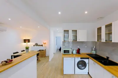 Cuisine ou kitchenette dans l'établissement Appartement EMBRUN -Résidence la Dune Blanche -Accès piscine