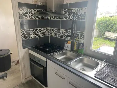 Cuisine ou kitchenette dans l'établissement Maison de ville mitoyenne 4 chambres