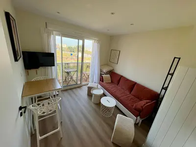 Télévision ou salle de divertissement dans l'établissement Appartement vue mer