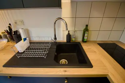 Cuisine ou kitchenette dans l'établissement Le Bohème, Maisonnette en duplex avec cour privée, Intendance Luxury Host