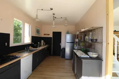Cuisine ou kitchenette dans l'établissement tout confort bord de mer, vue mer