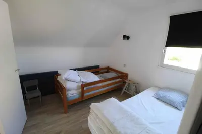 Un ou plusieurs lits dans un hébergement de l'établissement tout confort bord de mer, vue mer