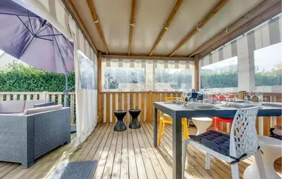 Coin salon dans l'établissement 2 Bedroom Pet Friendly Stacaravan In Cancale
