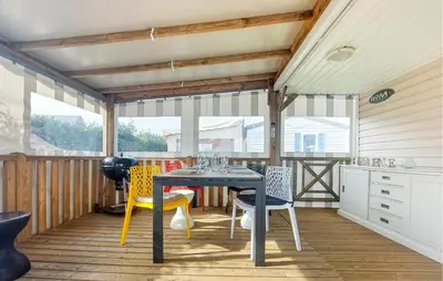 Balcon ou terrasse dans l'établissement 2 Bedroom Pet Friendly Stacaravan In Cancale