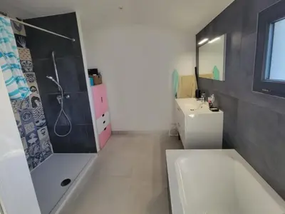 Salle de bains dans l'établissement Maison spacieuse proche plage - 4 chambres - FR-1-788-103