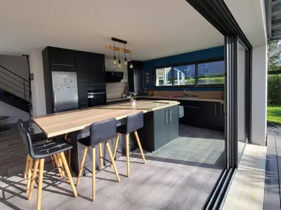 Cuisine ou kitchenette dans l'établissement Maison spacieuse proche plage - 4 chambres - FR-1-788-103