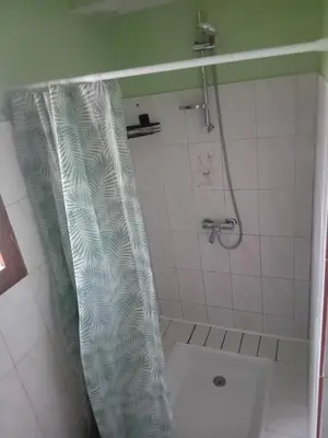 Salle de bains dans l'établissement Grande maison à la campagne