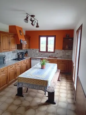 Cuisine ou kitchenette dans l'établissement Grande maison à la campagne