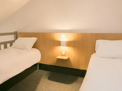 Un ou plusieurs lits dans un hébergement de l'établissement B&B HOTEL Cherbourg