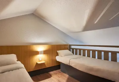 Un ou plusieurs lits dans un hébergement de l'établissement B&B HOTEL Cherbourg
